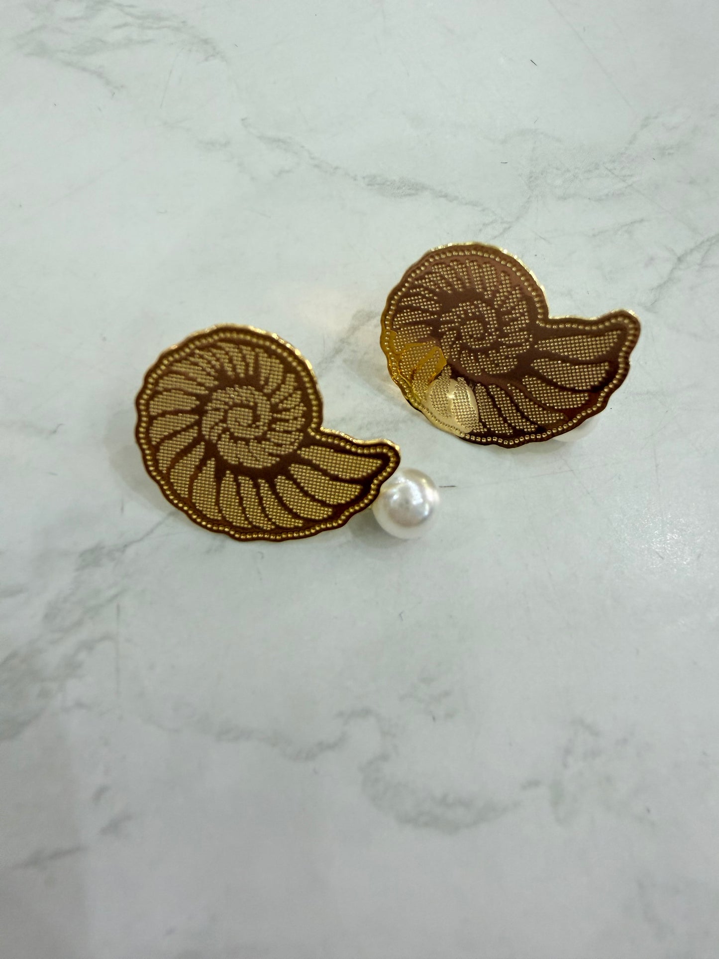Pendientes dorados variados