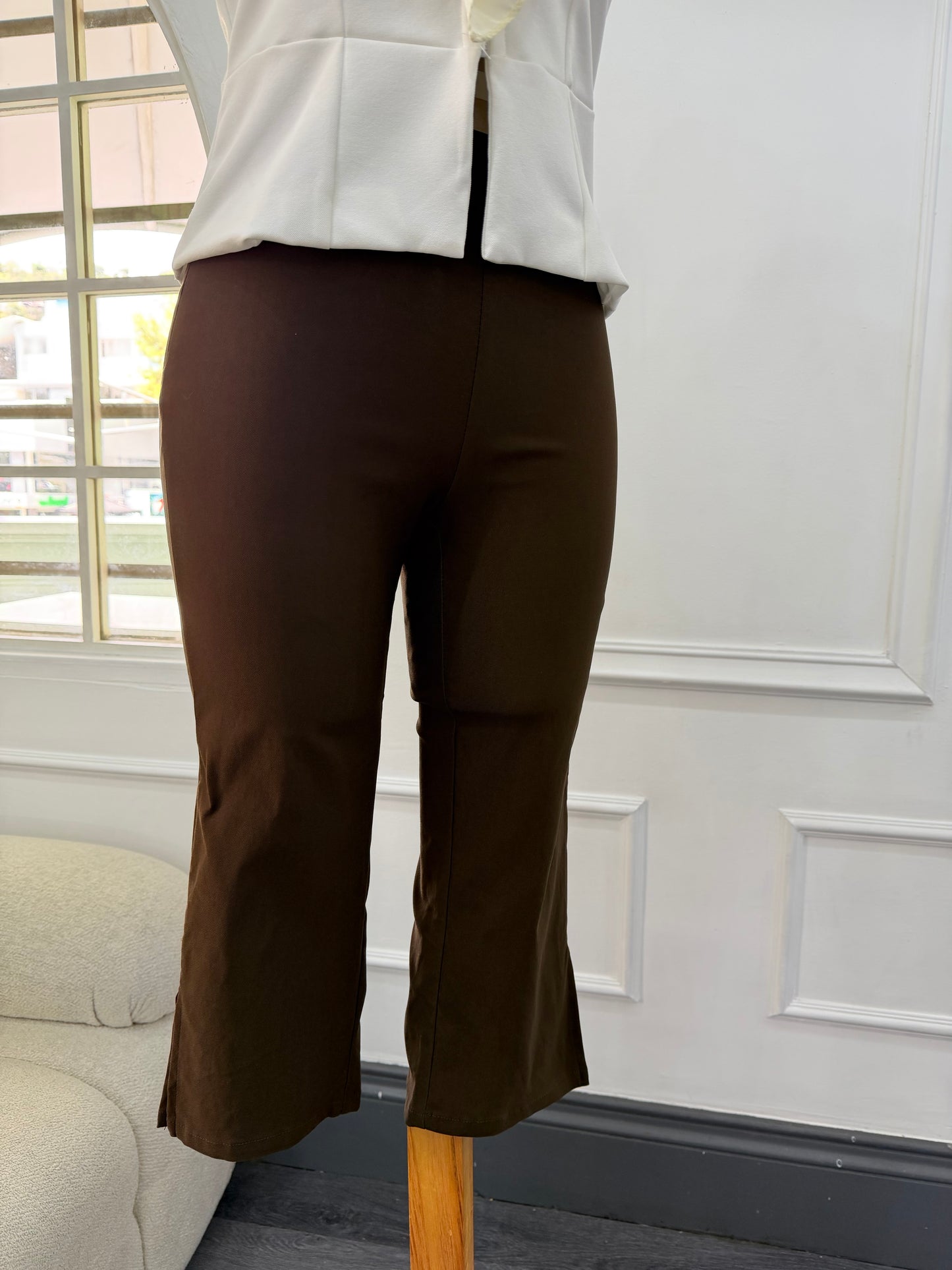 Pantalón capri con abertura