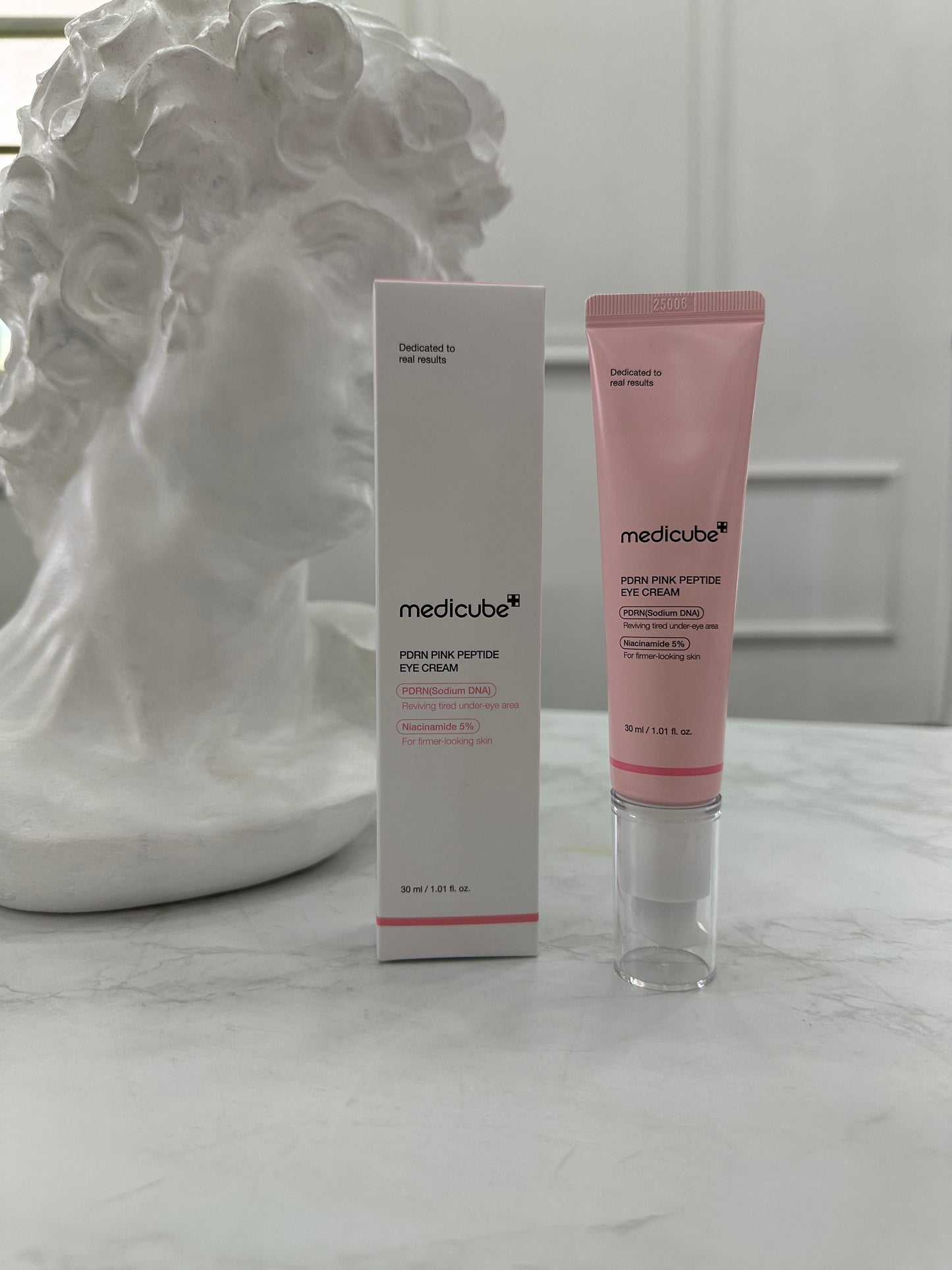 Medicube PDRN - Suero de ojos con péptido rosa con niacinamida y retinol