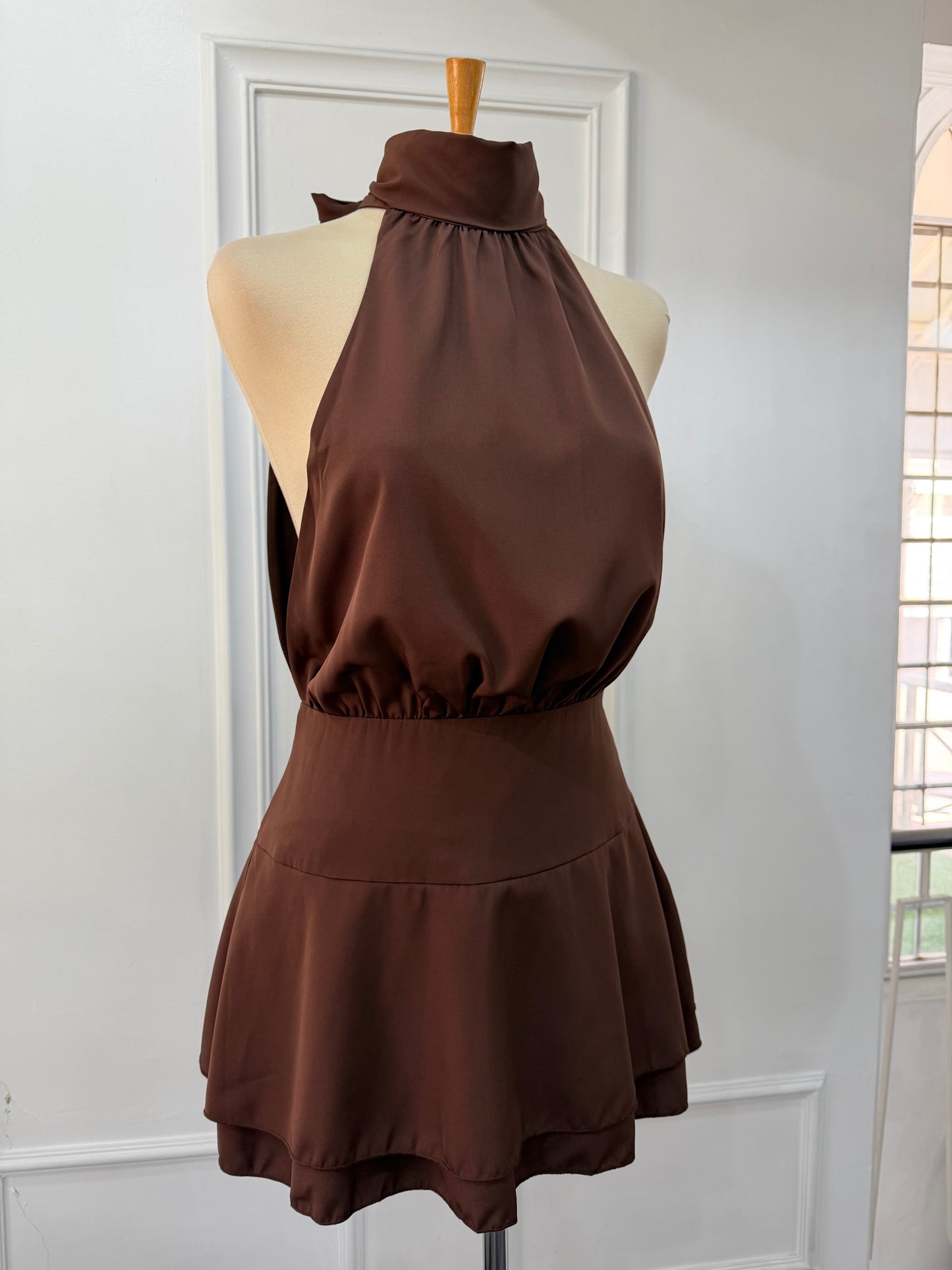 Vestido cuello halter unicolor