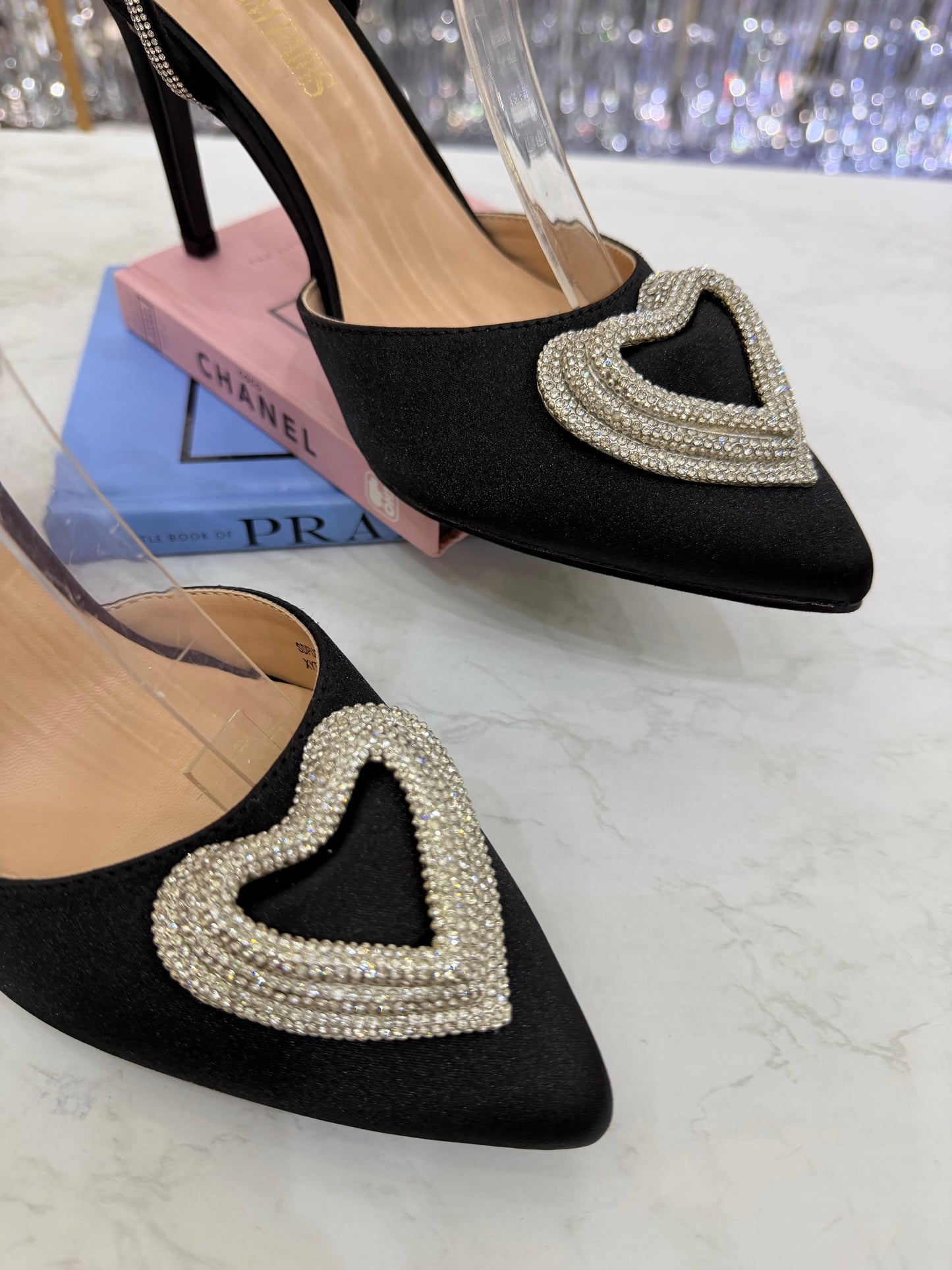 Stilettos satinados con aplique