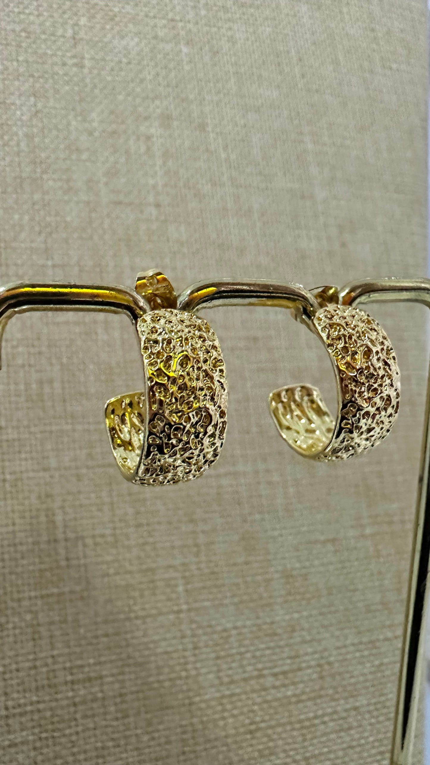 Pendientes dorados variados