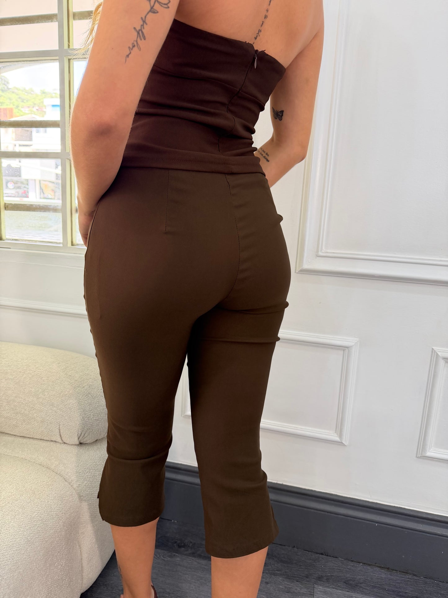 Pantalón capri con abertura