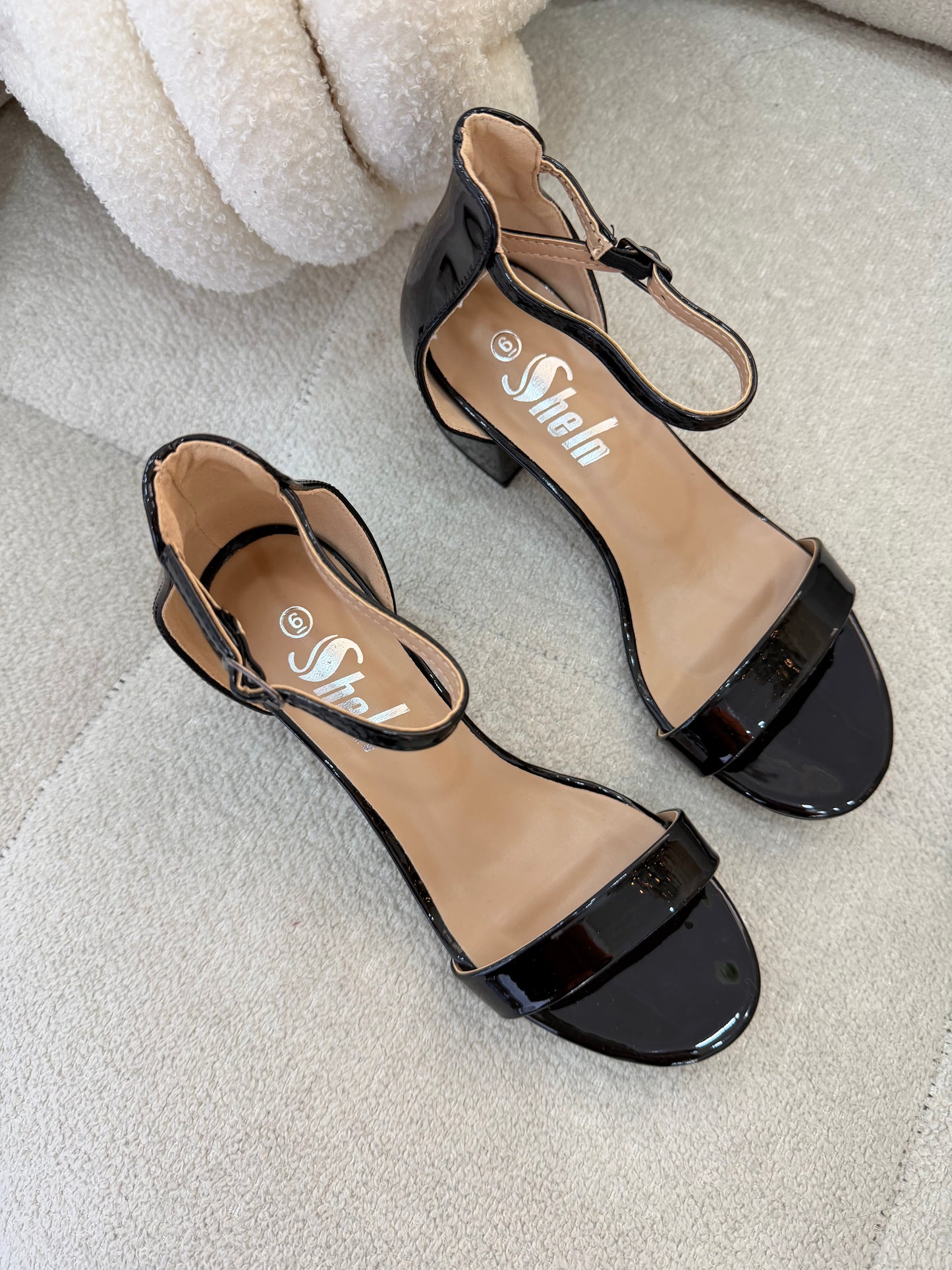 Sandalias patente tacón bajo