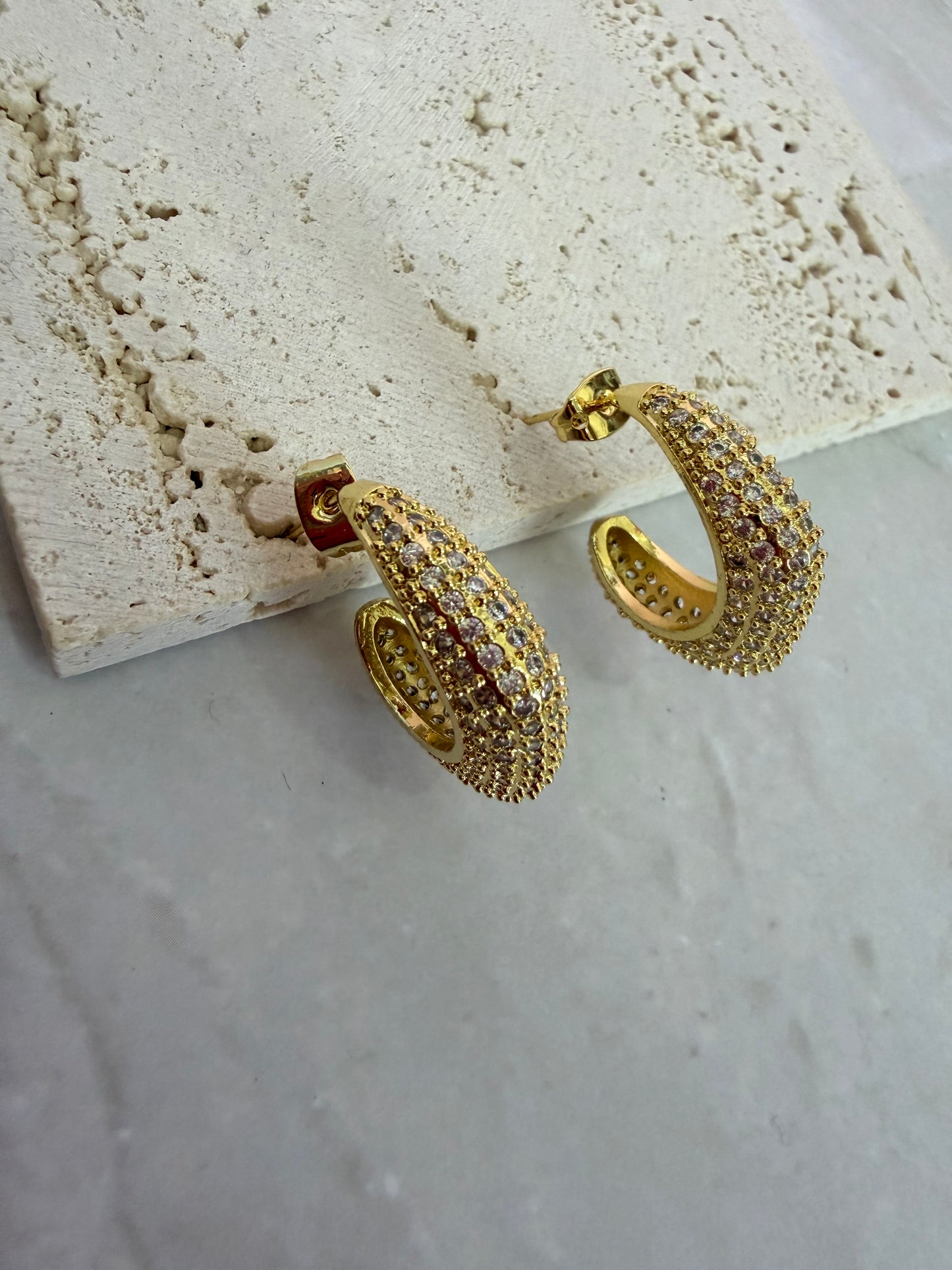 Pendientes dorados variados