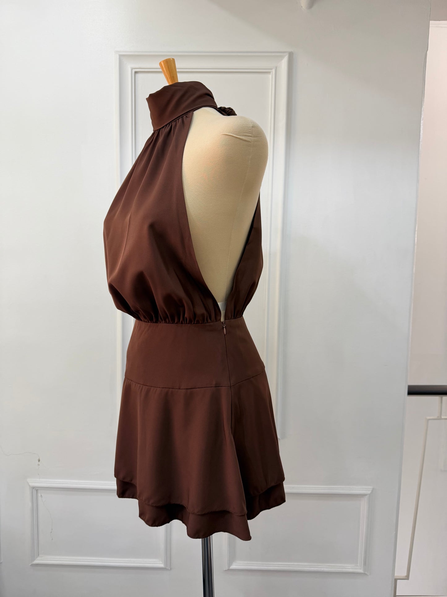 Vestido cuello halter unicolor