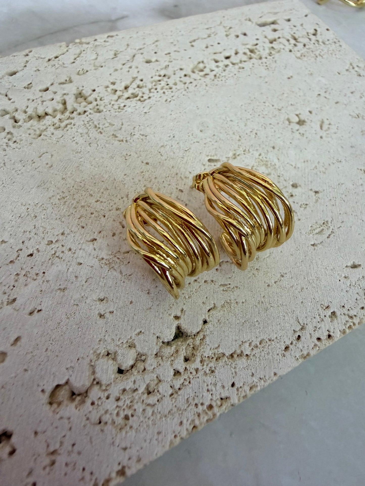 Pendientes dorados variados
