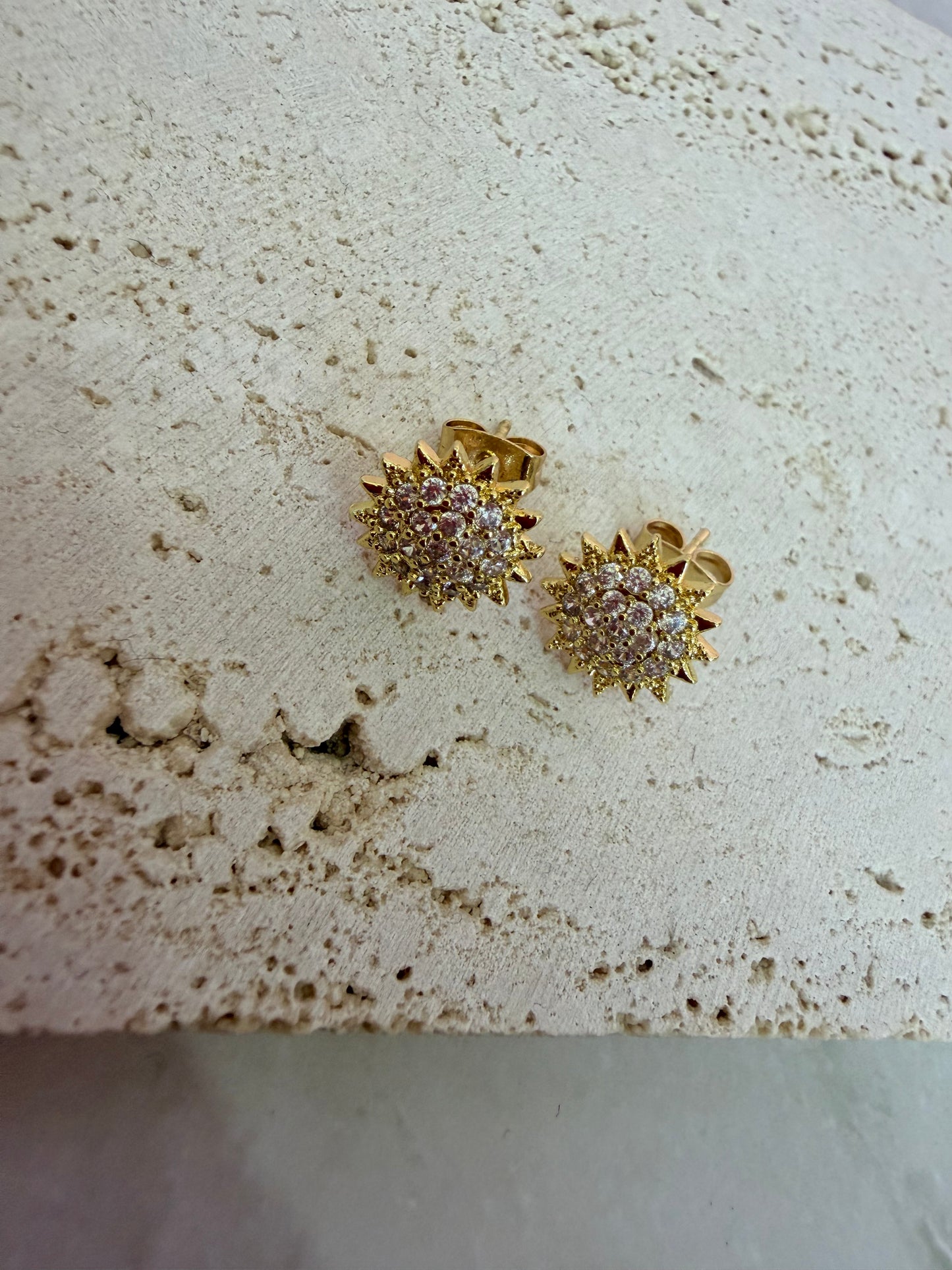 Pendientes dorados variados