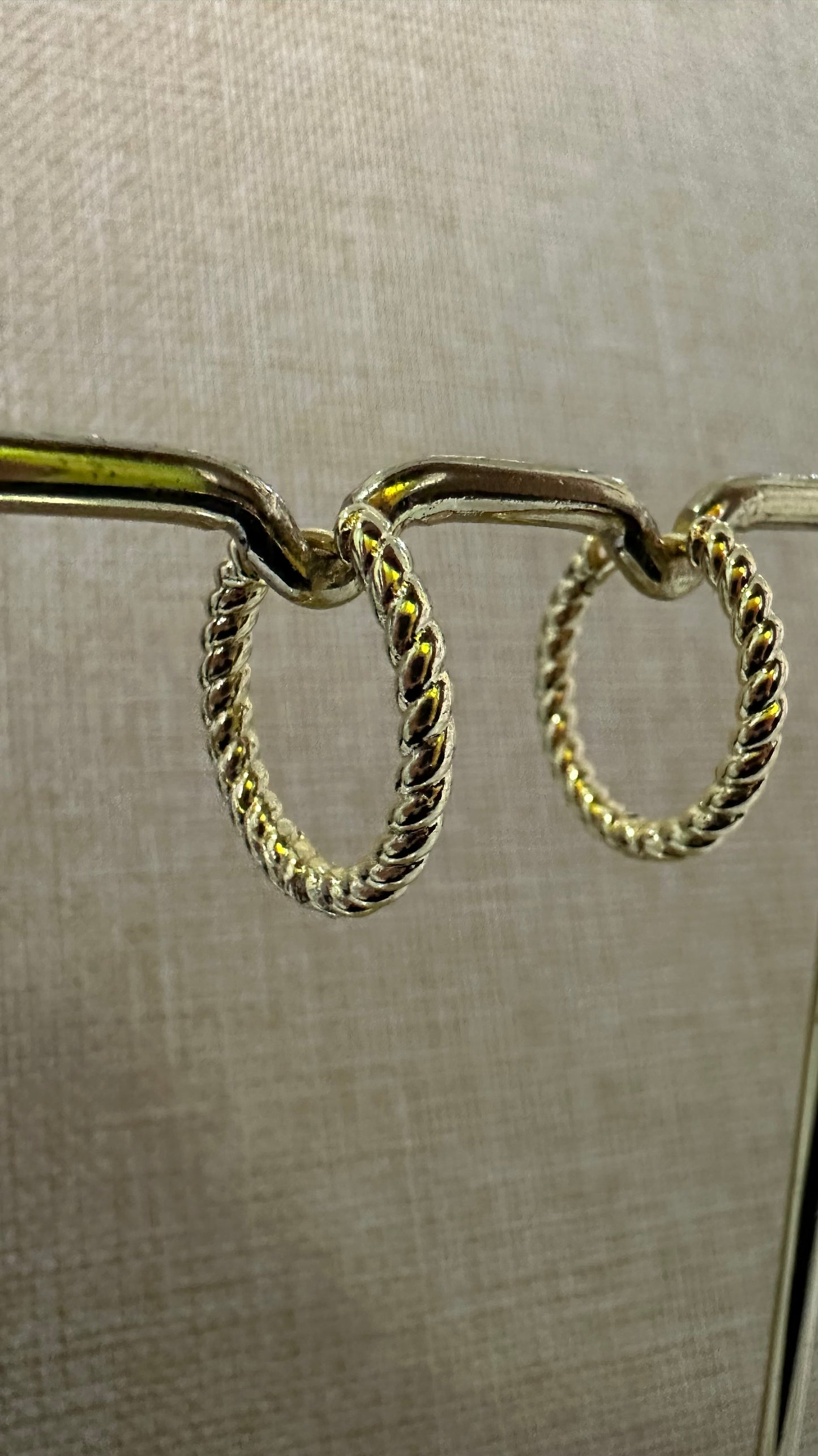 Pendientes dorados variados