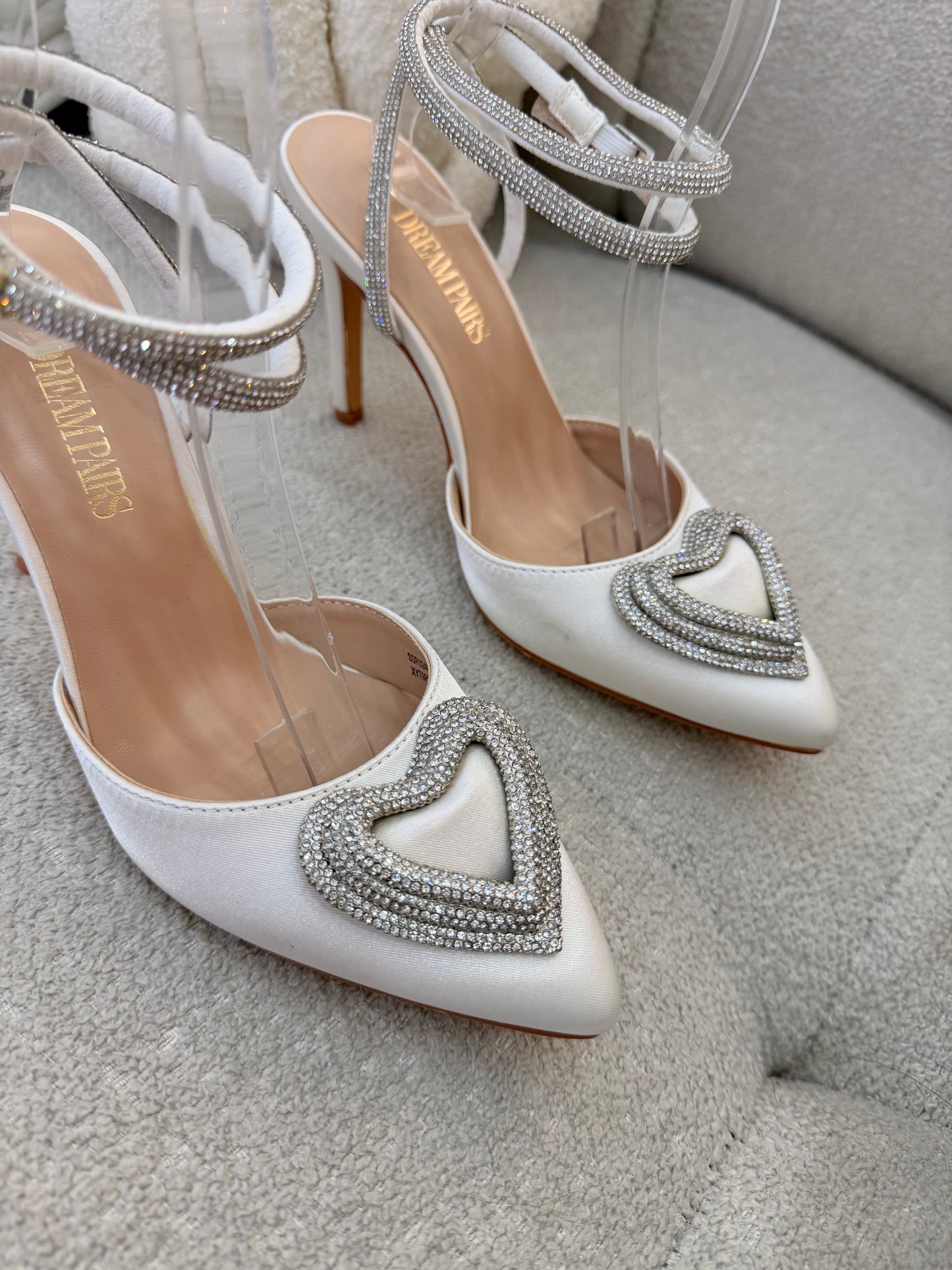 Stilettos satinados con aplique