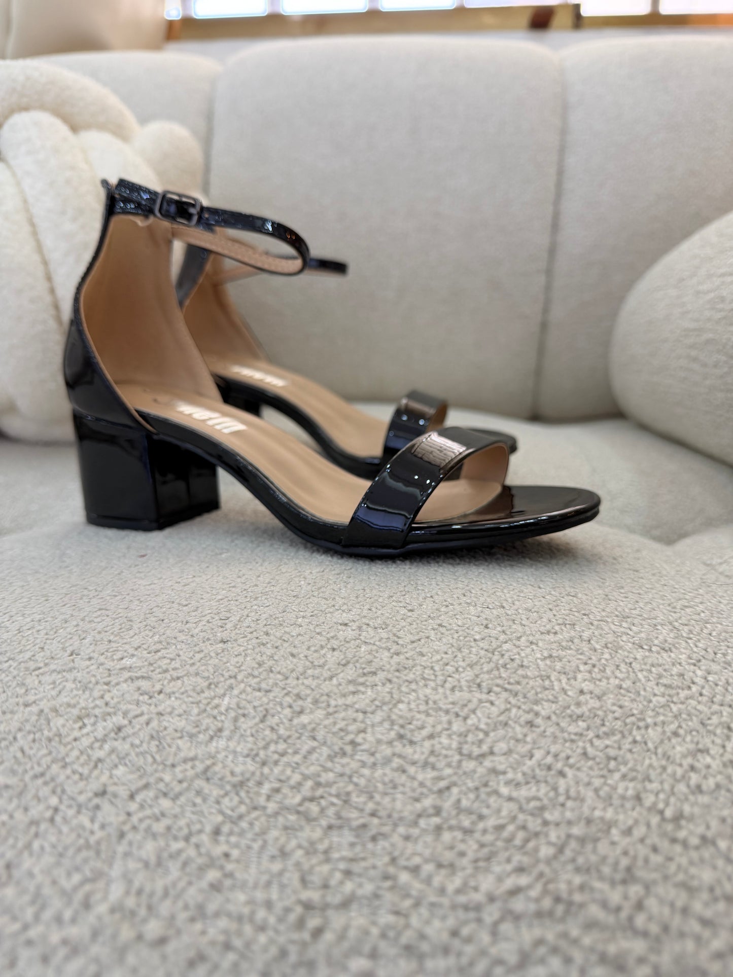 Sandalias patente tacón bajo