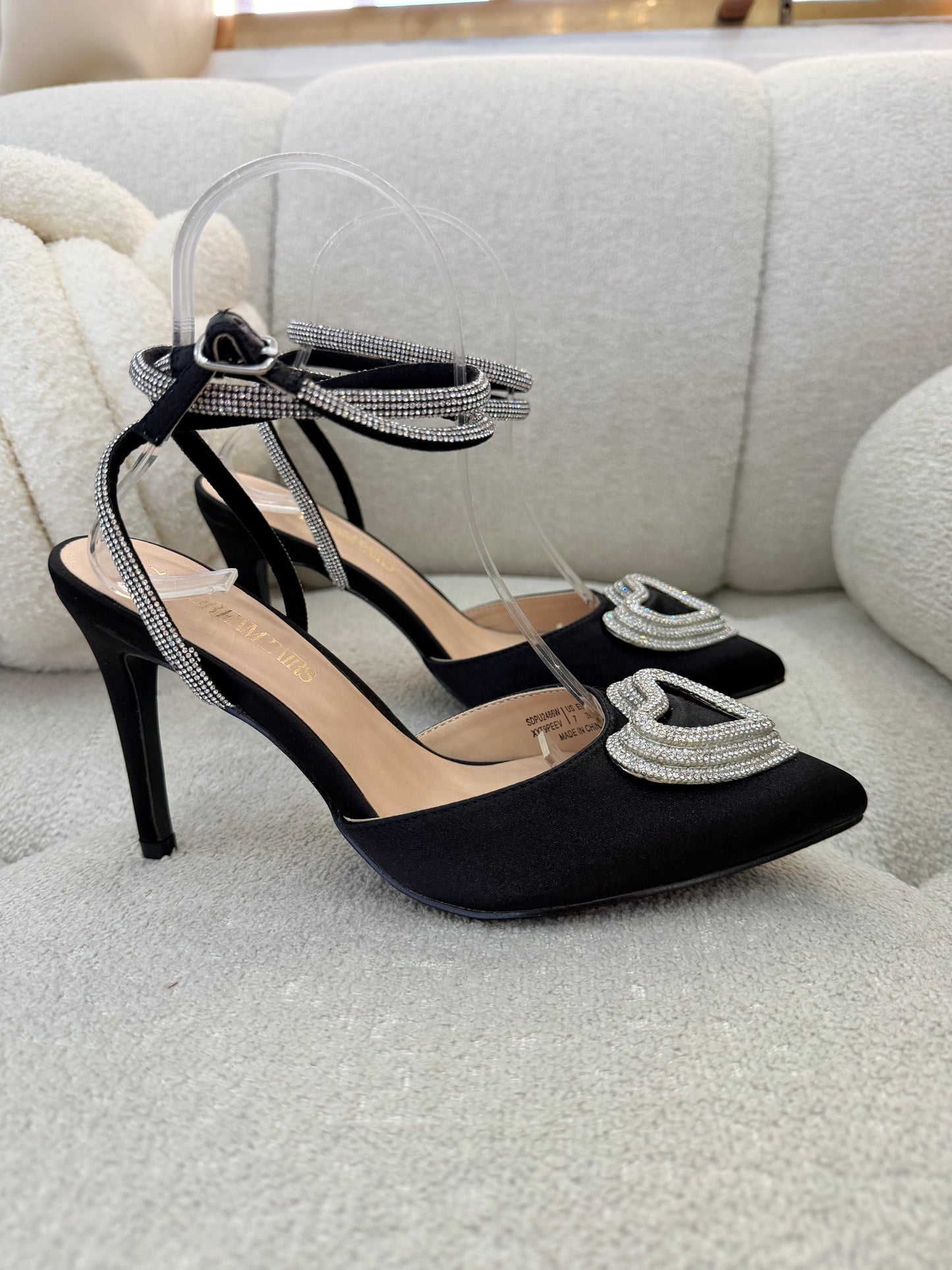 Stilettos satinados con aplique