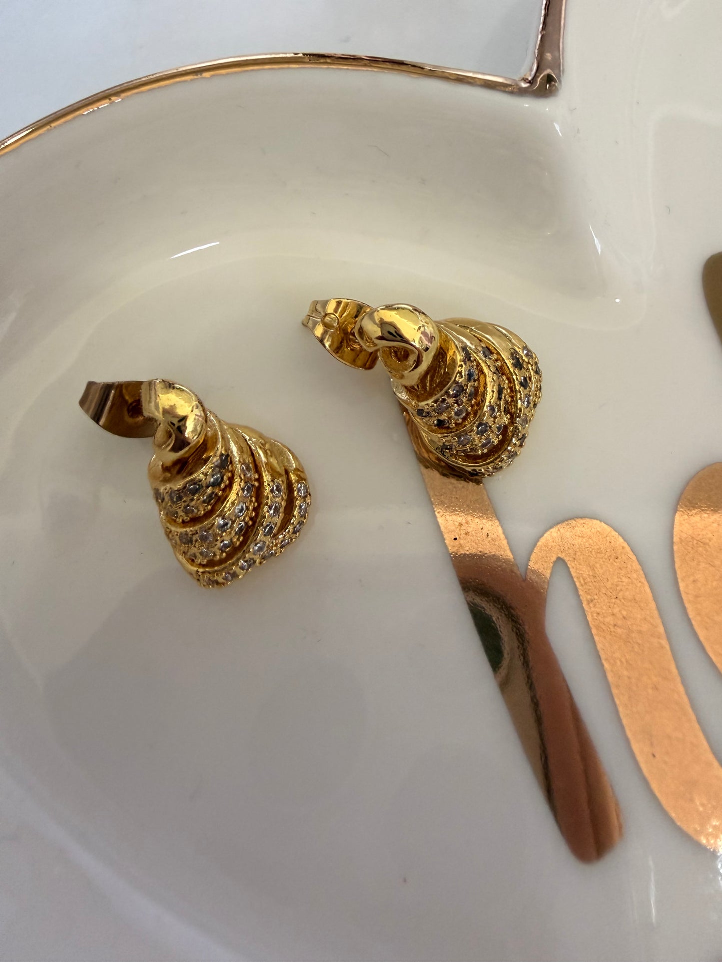 Pendientes dorados variados