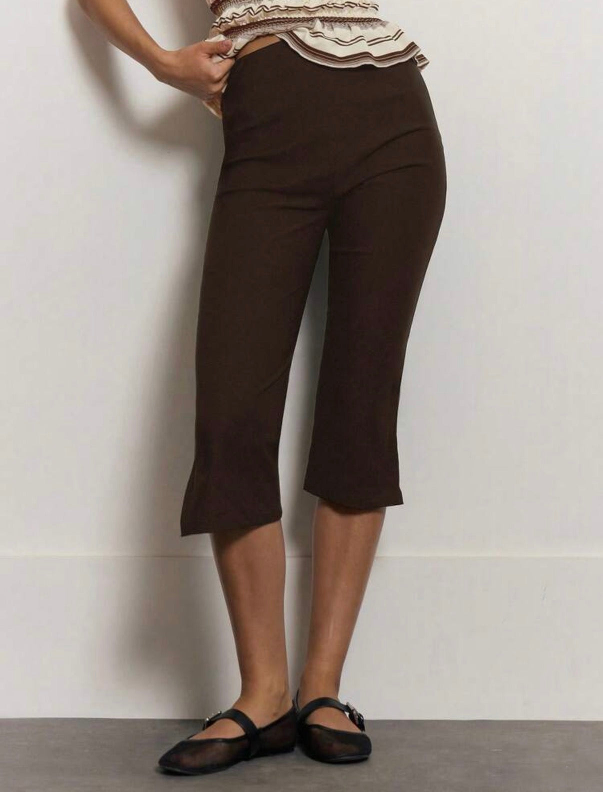 Pantalón capri con abertura