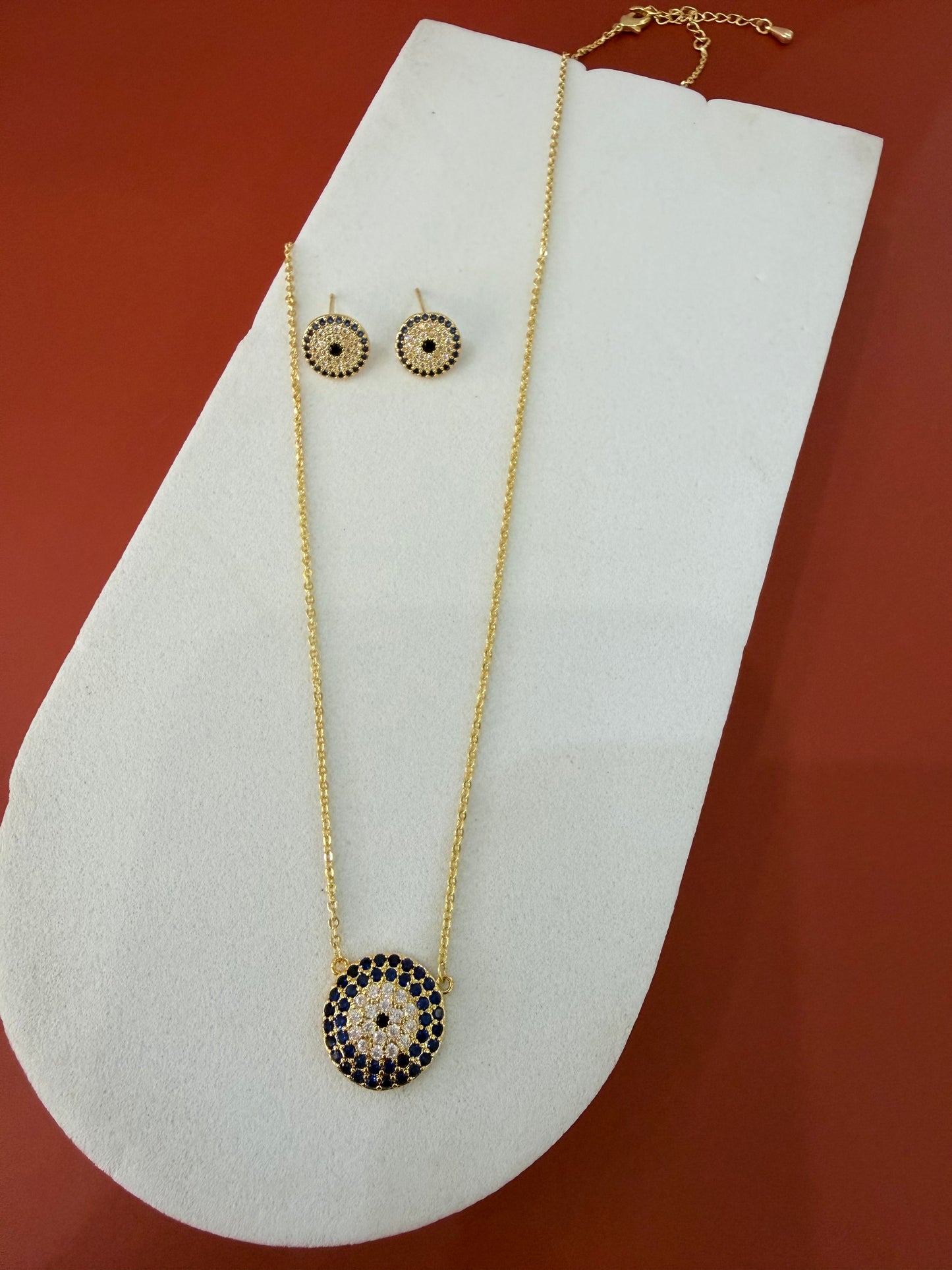 Juego de collar y zarcillos